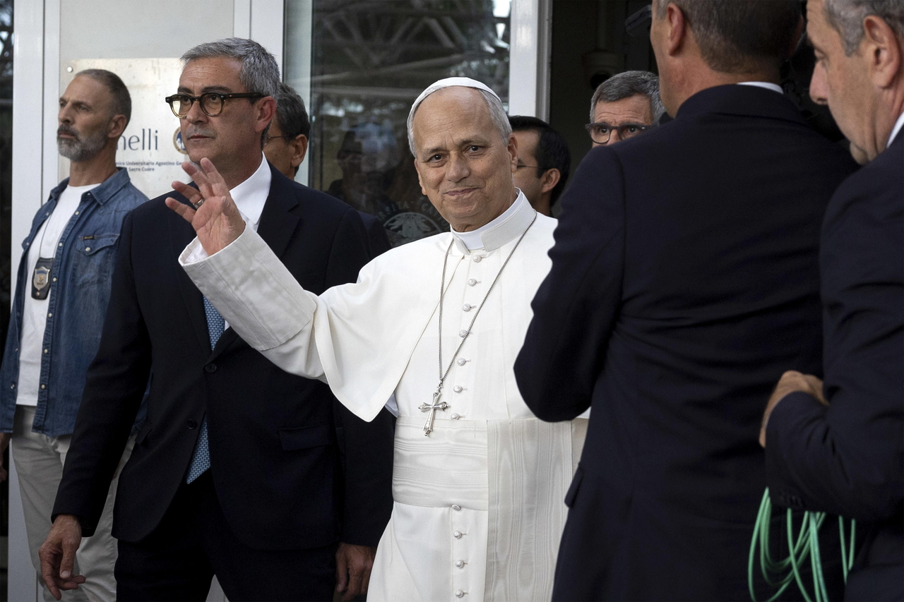 Pope Leo XIV (center) leaves the Gemelli Hospital, four days after a surgery to remove a cancerous tumor from his right lung, in Rome, Italy, Saturday. (EPA-Yonhap)