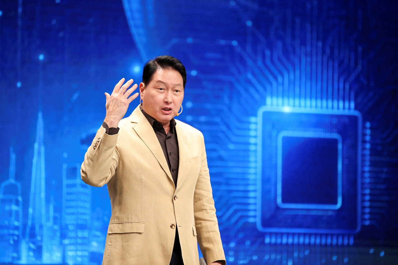 최태원 회장이 EBS ‘위대한 수업, 그레이트 마인즈’에서 청년들을 대상으로 강연하고 있는 모습. [SK수펙스추구협의회 제공]