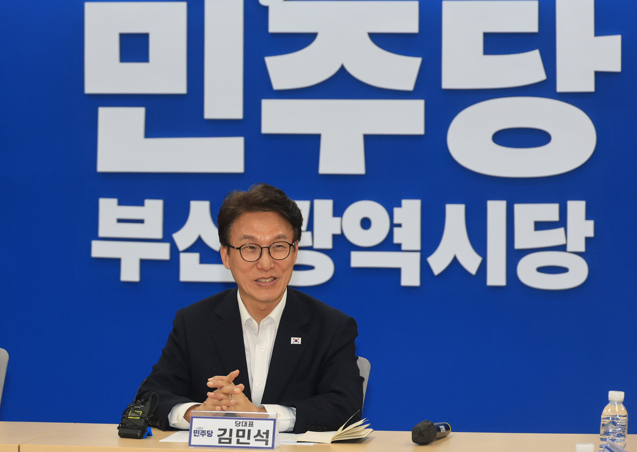 Democratic Party of Korea leader Kim Min-seok meets with Busan district chiefs at the party's Busan chapter office in Dong-gu, Busan, on Sunday afternoon. [Yonhap]
