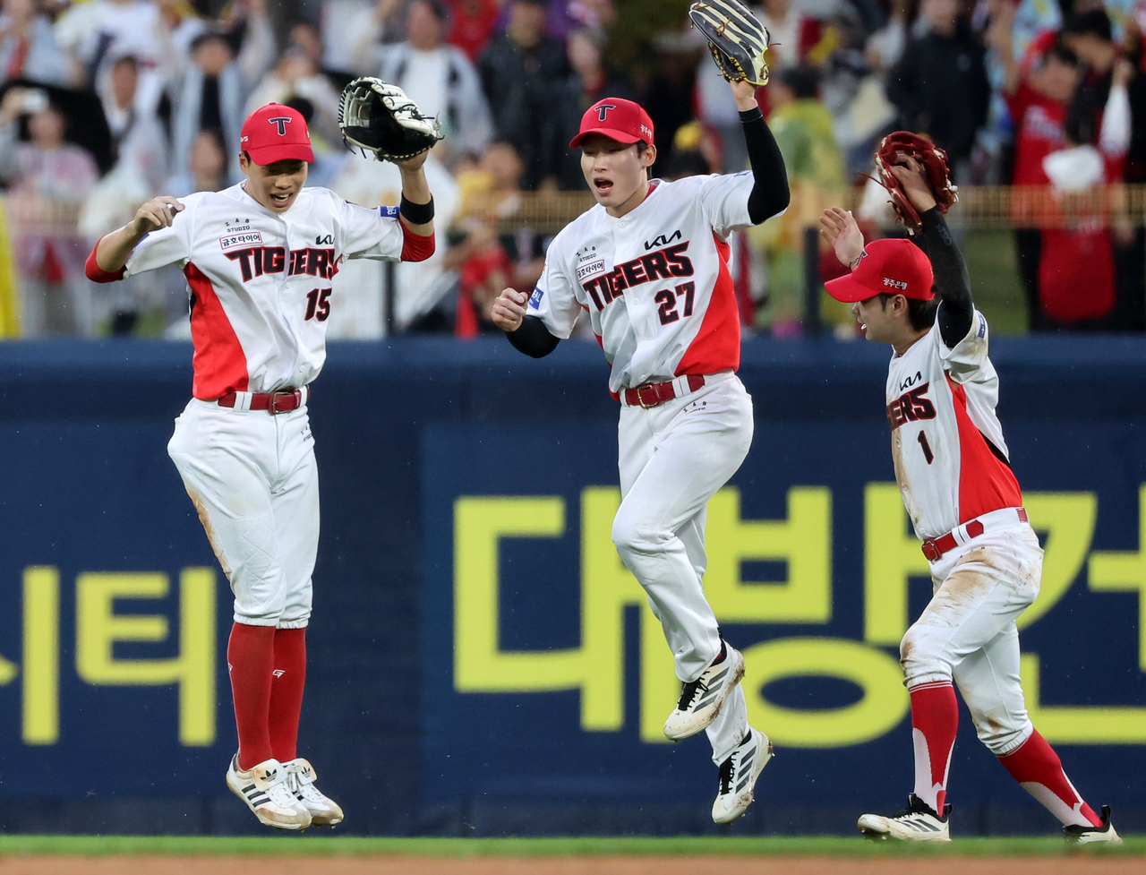 Kia Tigers outfielders, including Park Jae-hyun, celebrate their 6-3 win over the LG Twins in Game 2 of the 2026 KBO postseason semi-playoffs at Gwangju-Kia Champions Field in Gwangju on Sunday. (Yonhap)