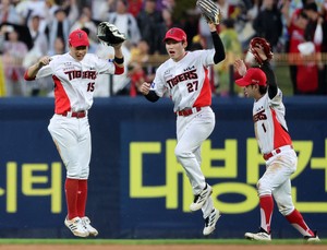 Tigers beat Twins to take stranglehold in KBO postseason series