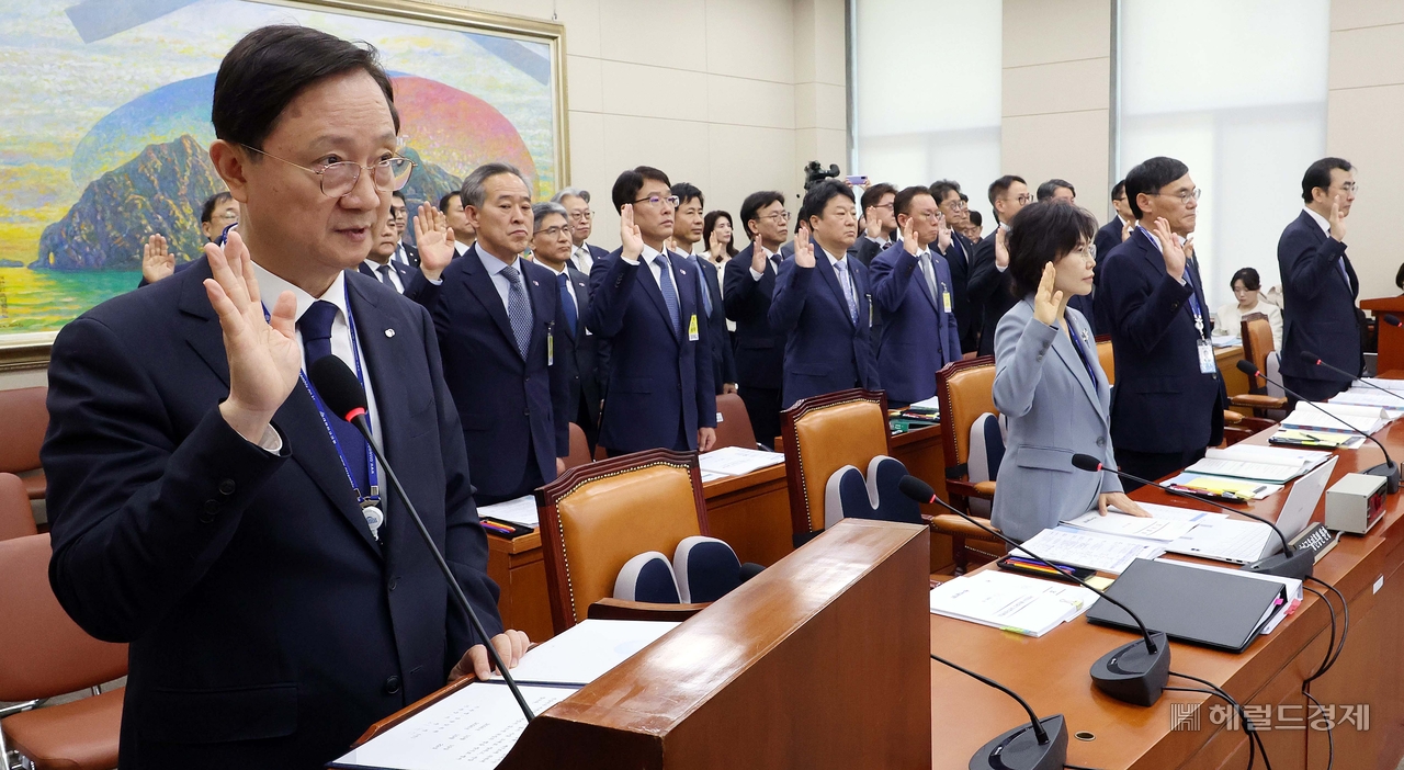 이찬진 금융감독원장이 19일 오전 서울 여의도 국회에서 열린 정무위원회의 금융감독원 등에 대한 국정감사에 출석해 증인선서를 하고 있다. [사진=이상섭 기자/babtong@]