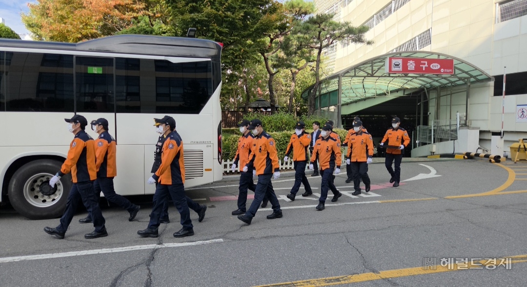 19일 오전 9시께 경기 순천향대 부천병원에서 진행된 고(故) 김진석 소방위의 발인 모습. 김 소방위의 동료들이 운구차를 뒤따르고 있다. 이영기 기자