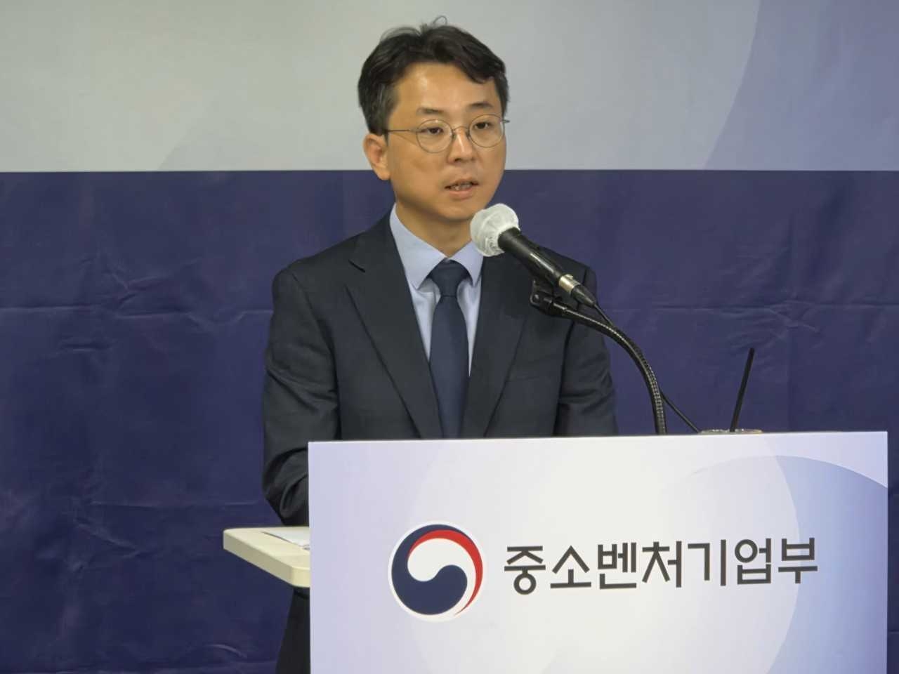 심재윤 중소벤처기업부 글로벌성장정책관이 2일 서울에서 ‘중소기업 수출 4대 혁신 전략’ 사전 브리핑을 하고 있다.  [중기부]