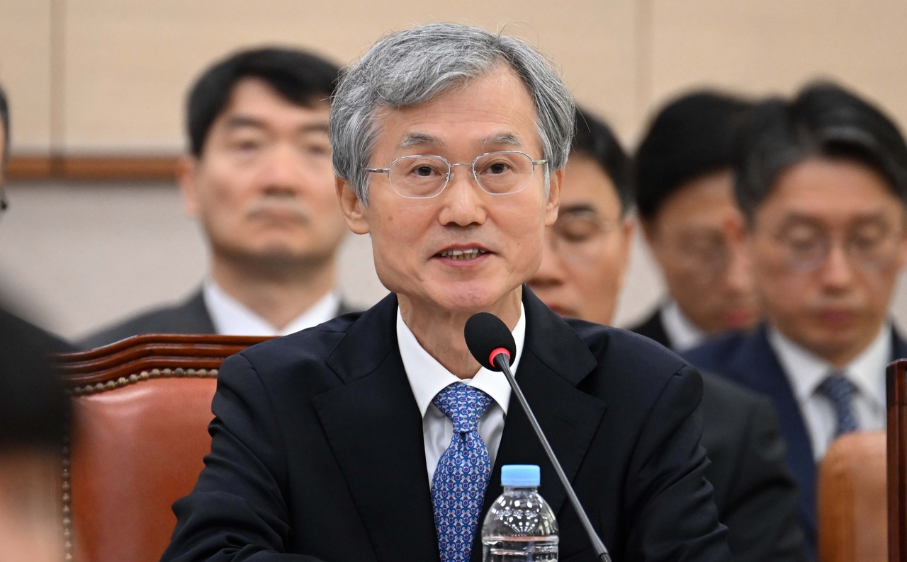 조희대 대법원장이 6일 오전 서울 여의도 국회 법제사법위원회에서 열린 대법원 등에 대한 국정감사에서의원들의 질의에 답변하고 있다. 이상섭 기자
