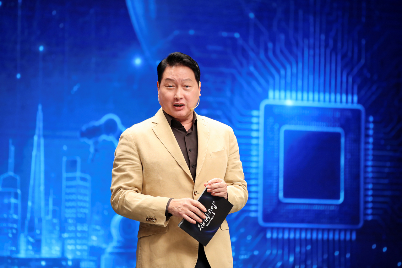 최태원 SK그룹 회장이 12~16일 EBS ‘위대한 수업, 그레이트 마인즈’ 시즌6에 한국 기업인 최초로 출연해 강연하고 있다.  [EBS 제공]