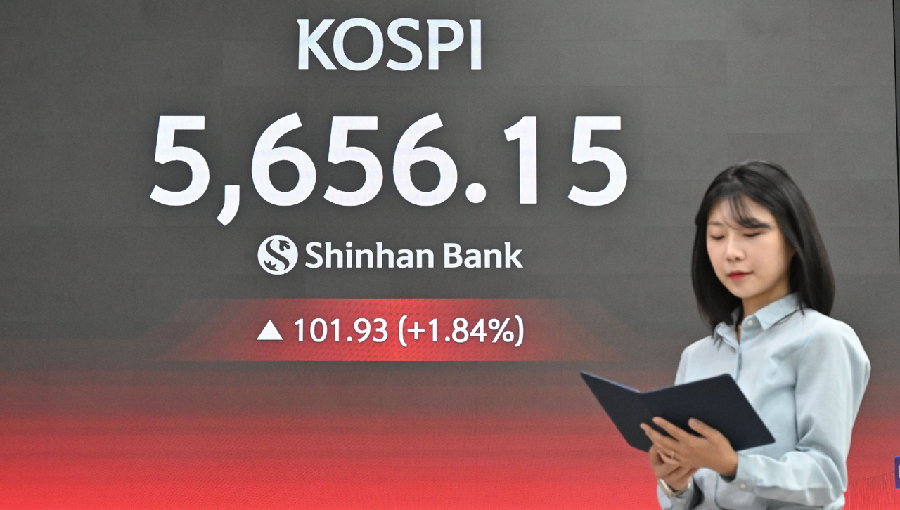 16일 오전 서울 중구 신한은행 로비 전광판에 코스피 지수가 5650선을 기록하고 있다. 임세준 기자