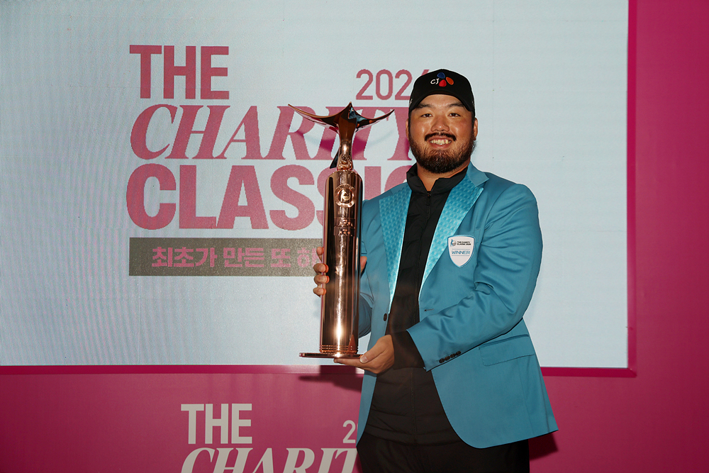 Jung Chan-min poses with the winner's trophy. [Photo=KPGA]