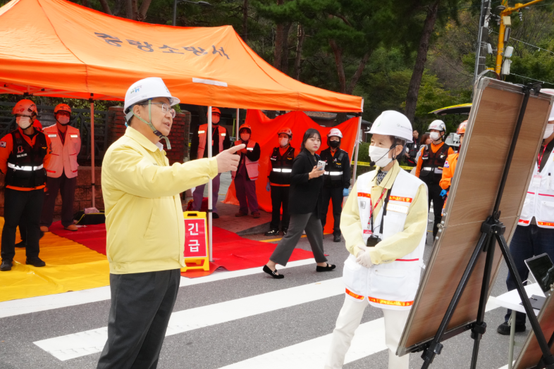 Jungnang-gu District Mayor Ryu Gyeong-gi directs a disaster response drill.