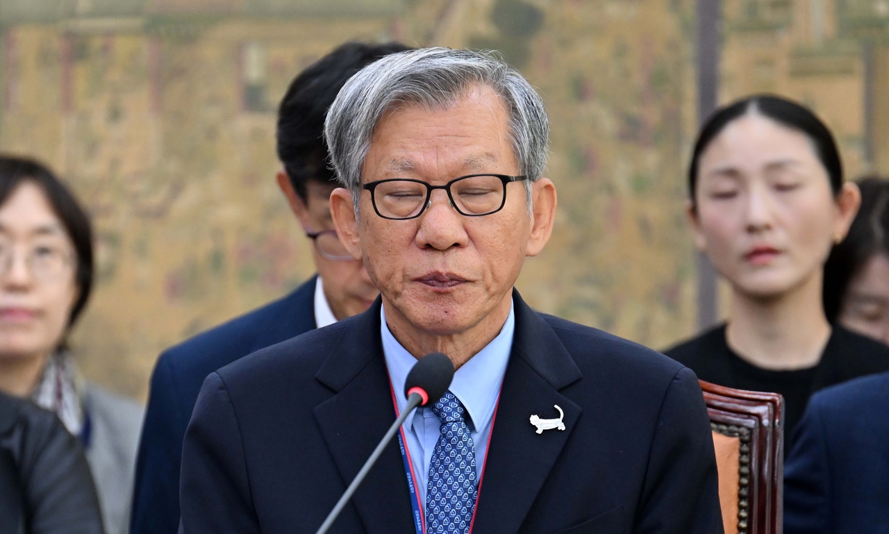 유홍준 국립중앙박물관장이 19일 오전 서울 여의도 국회에서 열린 문화체육관광위원회 국정감사에 출석해 생각에 잠겨 있다.  이상섭 기자