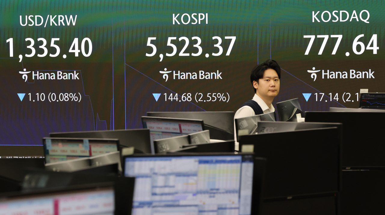 An electronic board showing the Korea Composite Stock Price Index at a dealing room of the Hana Bank headquarters in Seoul on Monday. (Yonhap)