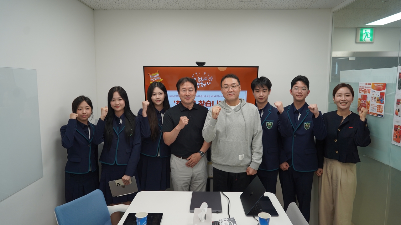 홀리씨즈교회학교(HSS) 대외협력위원회는 ‘제14회 천사데이 찬스바자회’를 앞두고 기업을 직접 방문해 바자회의 목적과 취지를 설명하고 기부를 요청했다. HSS 하지민(왼쪽부터) 학생, 황지후 학생, 이시원 학생, 박현 티앤비 대표, 김인환 티앤비 사업총괄본부장, 이민우 학생, 박누리 학생, 이윤정 홀리씨즈교회 집사. [홀리씨즈교회 제공]