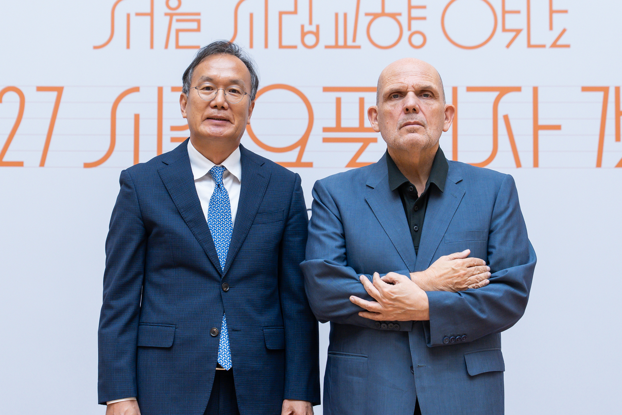 Seoul Philharmonic Orchestra's Music Director Jaap van Zweden (right) and CEO Jung Jae-wal pose for photo during a press conference on Monday at the Sejong Center for the Performing Arts in Jongno-gu, central Seoul. (SPO)