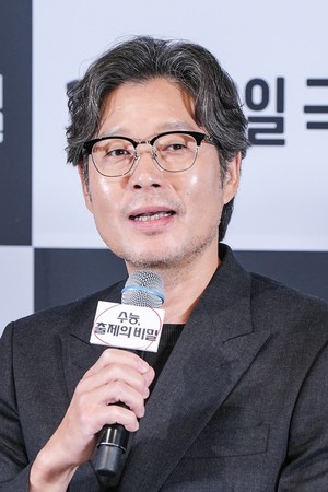 [포토] 유재명, ‘국어 출제위원장 어울리죠’
