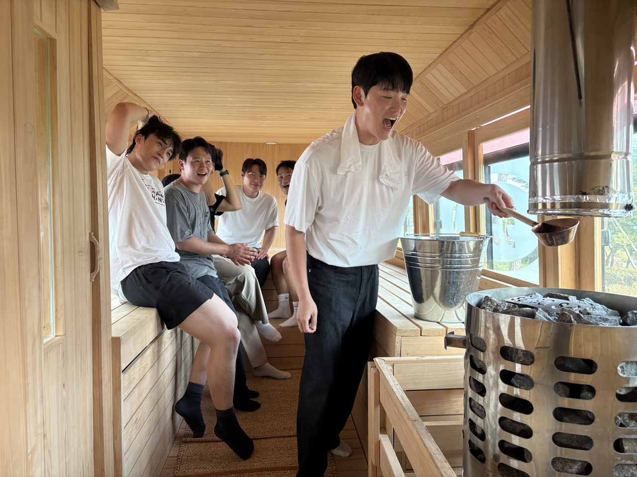 웰니스 테마로 설치된 스파 버스에서 사람들이 스파를 즐기고 있다. 박연수 기자