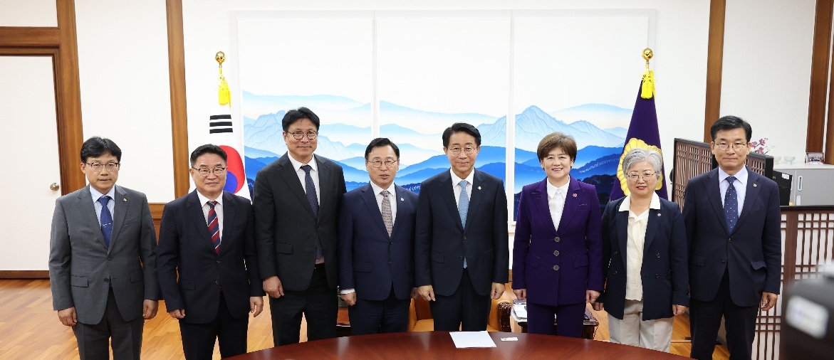 도성훈 인천시교욱감<좌측서 세번째>을 비롯한 대한민국교육감협의회가 19일 조정식 국회의장을 면담한 후 기념퐐영을 하고 있다. [인천시교육청 제공]