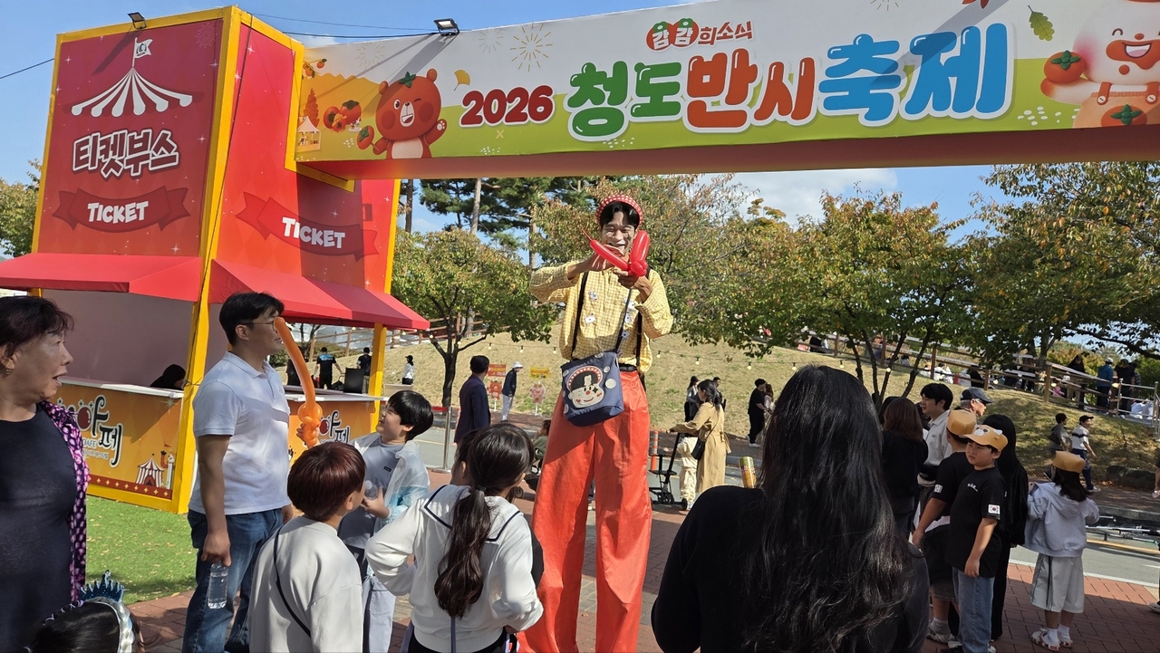 키다리 아저씨 풍선아트쇼 모습.[사진=김병진 기자]