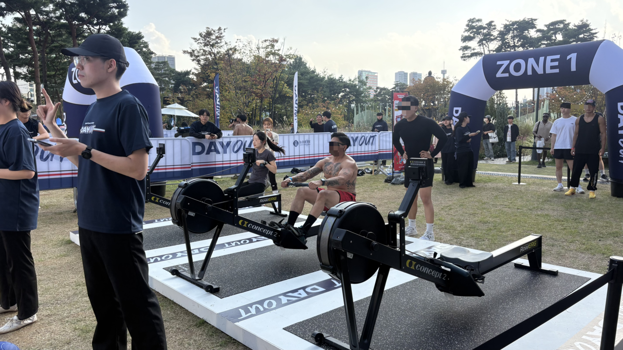 지난 15일  서울 송파구 롯데월드타워 월드파크 잔디광장에서 참가자들이 운동을 하고 있다. 박연수 기자