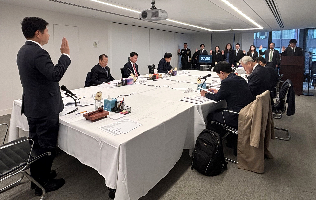 지난 12일(현지시간) 국회 외교통일위원회 구주반 의원들이 주영국 대사관에서 국정감사를 하고 있다. [연합]
