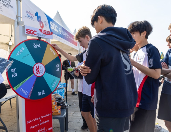 지난 15일 SGC문화재단이 메인 후원사로 참여한 주한 프랑스 대사관 주최 ‘프랑스-한국 수교 140주년 기념 달리기대회’에서 참가자들이 룰렛이벤트에 참여하고 있다. [SGC문화재단 제공]