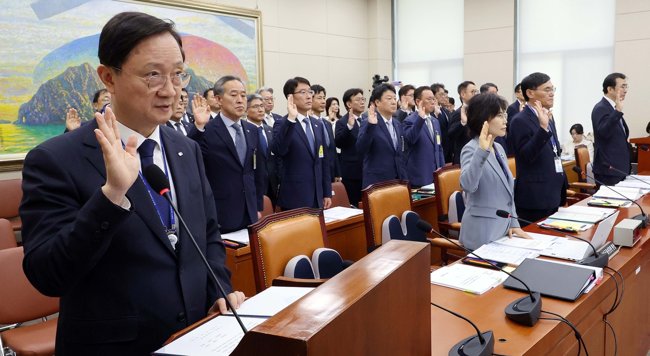 이찬진 금융감독원장이 19일 오전 서울 여의도 국회에서 열린 정무위원회의 금융감독원 등에 대한 국정감사에 출석해 증인선서를 하고 있다. 이상섭 기자