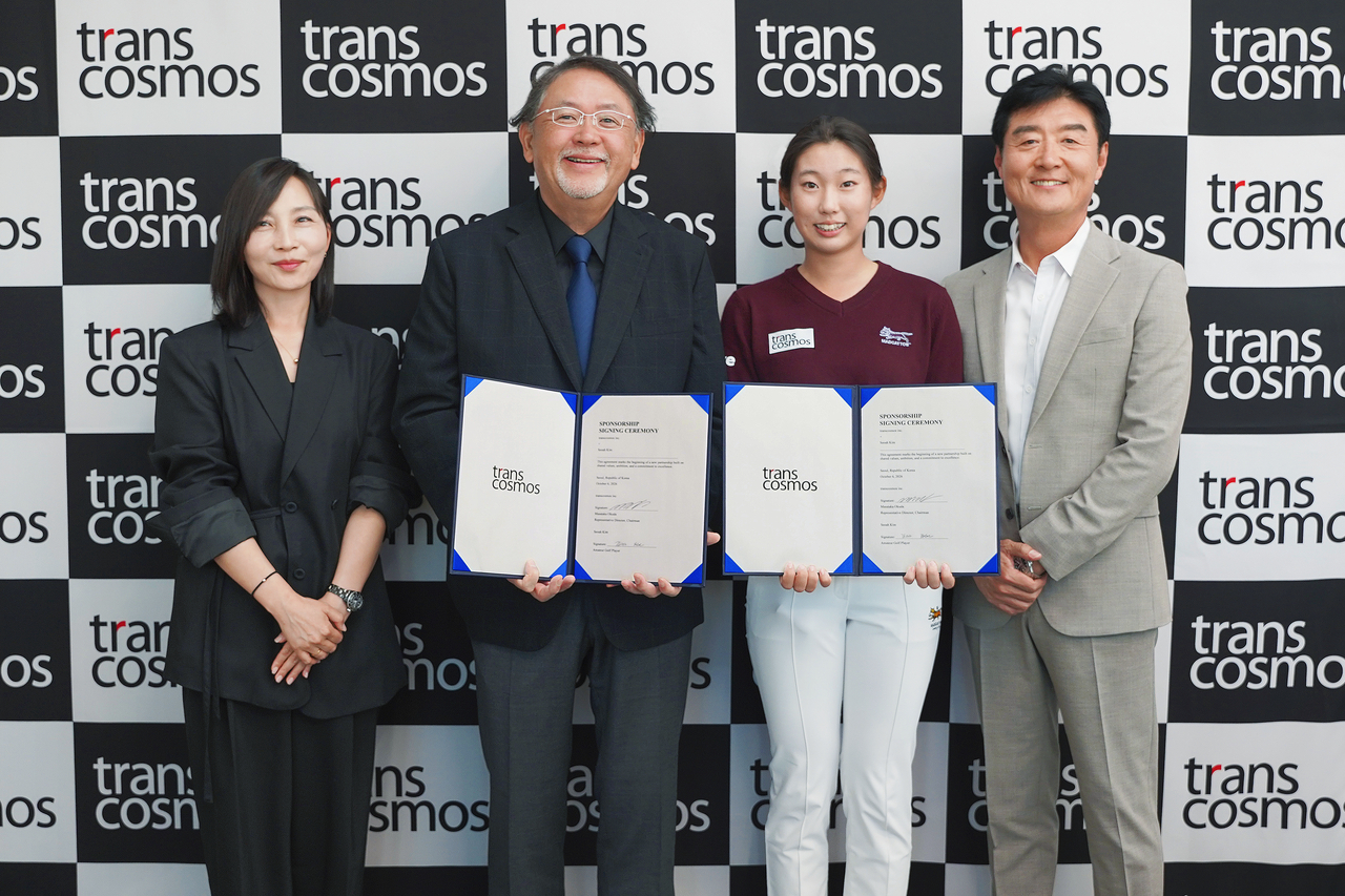 조인식 후 기념 촬영에 나선 김서아(왼쪽에서 세번째)와 관계자들. [사진=세마스포츠마케팅 제공]