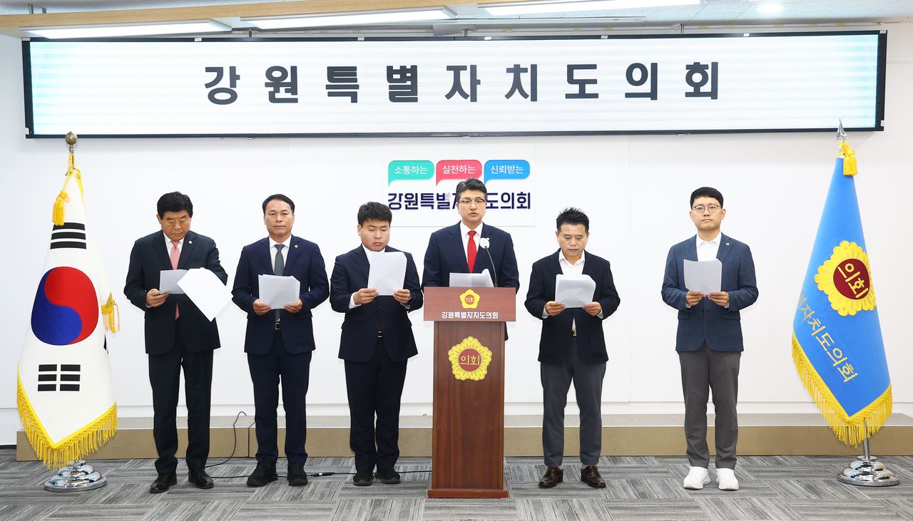 Seven members of the Gangwon Special Self-Governing Provincial Assembly's personnel vetting special committee announce Monday that candidate Kim Yong-cheol is unqualified to serve as president of the Gangwon Credit Guarantee Foundation.