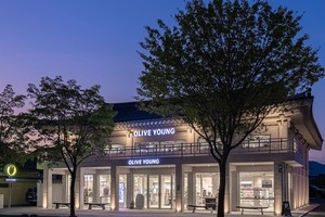 올리브영, 경주 최대 매장 열었다…한옥에 K-뷰티 체험까지