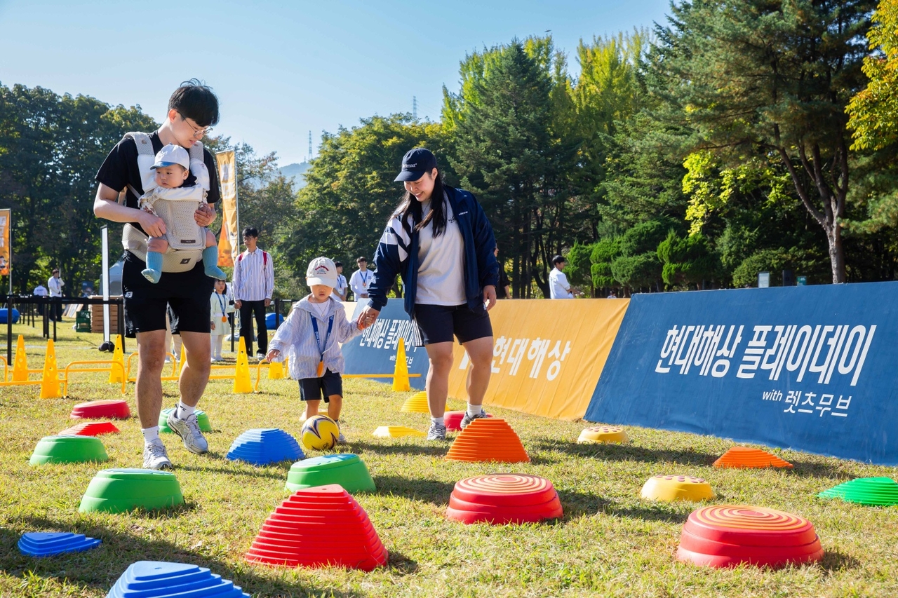 ‘현대해상 플레이데이 with 렛츠무브’에 참가한 가족이 함께 장애물을 통과하며 ‘가족 4종 경기’에 도전하고 있다. [현대해상]