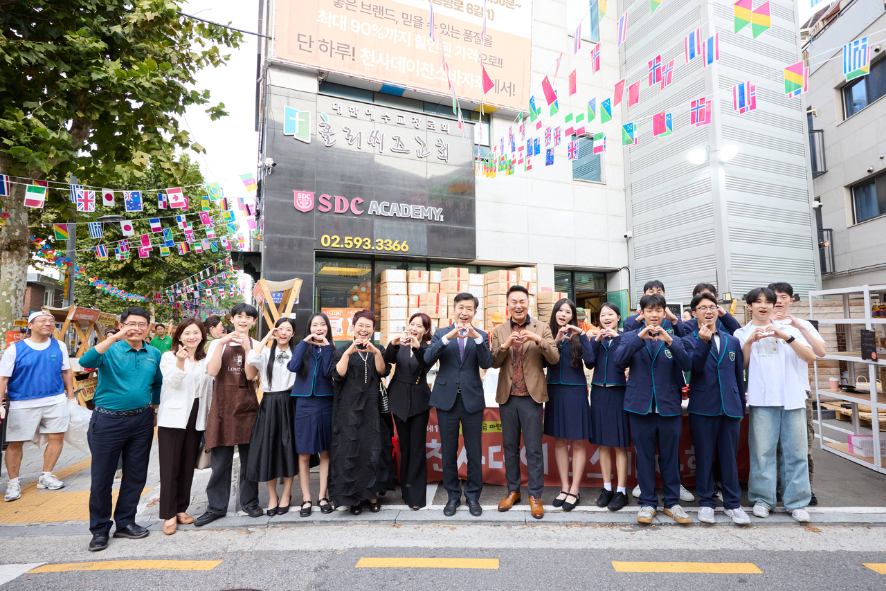 서대천(왼쪽 아홉 번째) 홀리씨즈교회 담임목사와 전성수(왼쪽 여덟 번째) 서초구청장이  지난 17일 서울 서초구 방배동에서 열린 ‘제14회 천사데이 찬스바자회’에서 학생 바자회 준비위원장들과 포즈를 취하고 있다. [홀리씨즈교회 제공]