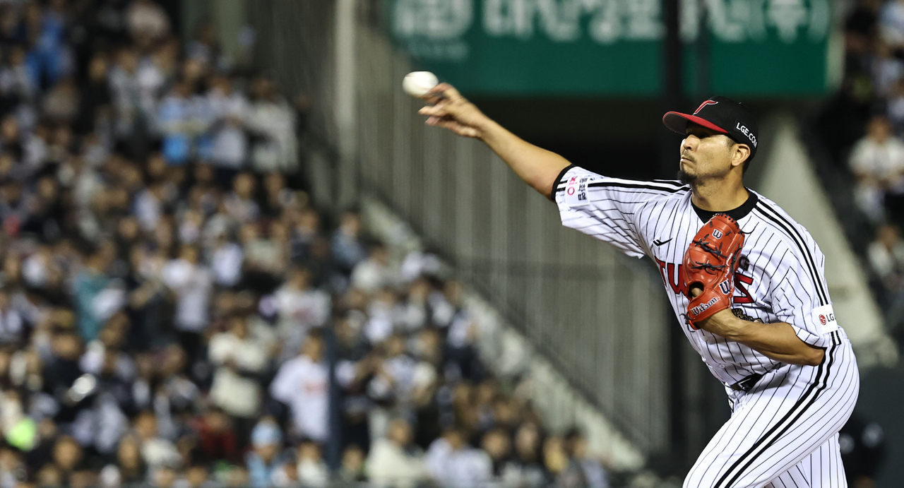 LG Twins starter Carlos Carrasco pitches against the Doosan Bears during the clubs' wild card game in the Korea Baseball Organization postseason at Jamsil Baseball Stadium in Seoul on Wednesday. (Yonhap)