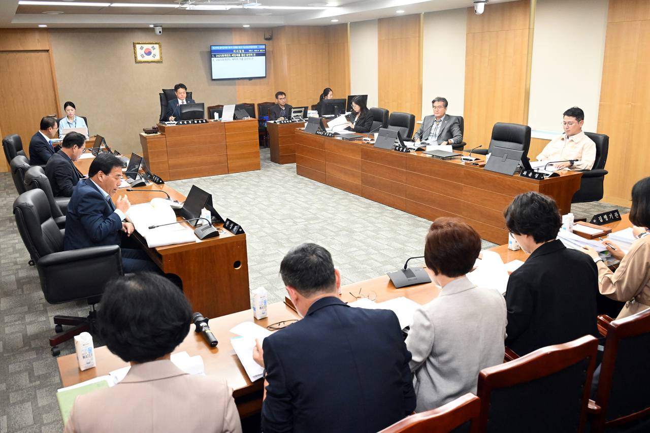 The Ulju-gun Council holds the second session of the budget and accounts special committee during the 249th first regular session on Monday to conduct a comprehensive review of the fiscal 2025 final accounts. [Ulju-gun Council]