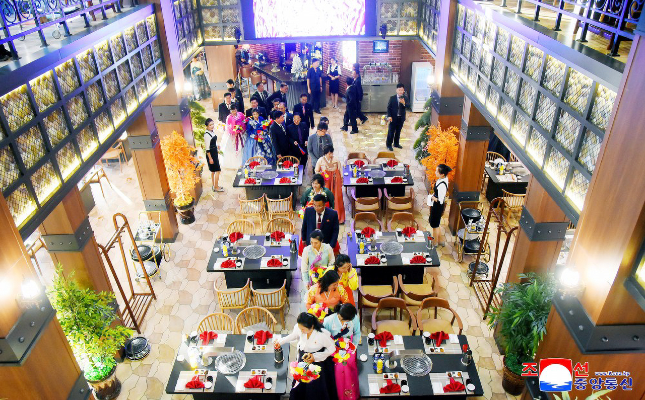 North Korea completed construction of the Sinuiju Bulgogi Restaurant, a facility capable of seating hundreds of diners, in Sinuiju, North Pyongan Province, on Sept. 8, the Korean Central News Agency reported Sept. 10. (KCNA/Yonhap)