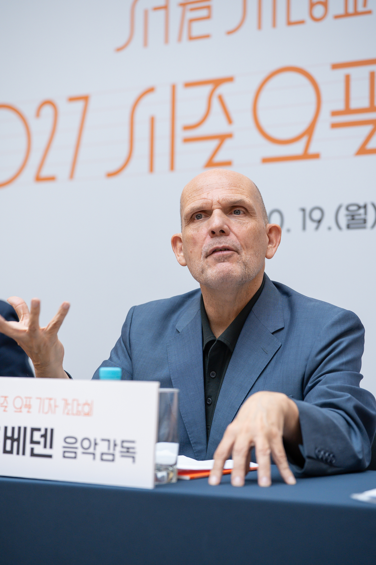Seoul Philharmonic Orchestra's Music Director Jaap van Zweden speaks at a press conference on Monday at the Sejong Center for the Performing Arts in Jongno-gu, central Seoul. (SPO)