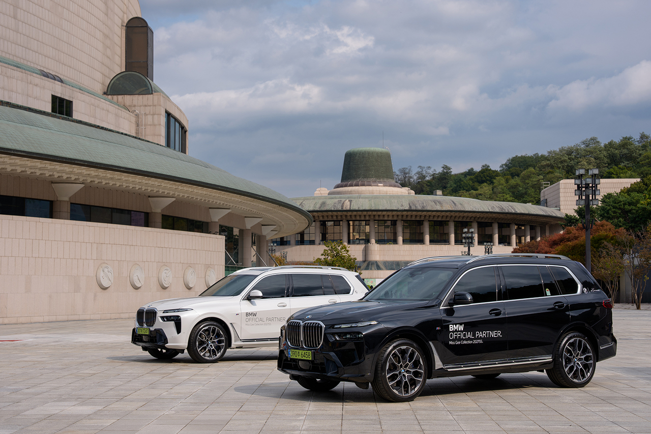 BMW 코리아가 지난 15일 서울 서초구 예술의전당 음악분수 광장에서 열린 미스지콜렉션 ‘2027 S/S 컬렉션’ 패션쇼에 의전 차량 10대를 제공했다. [BMW 코리아 제공]