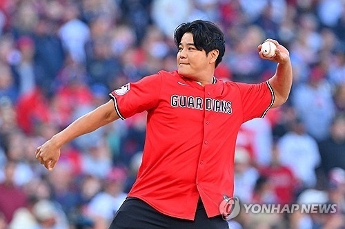 Choo Shin-soo throws ceremonial first pitch before ALCS Game 5.   (AFP-Yonhap)