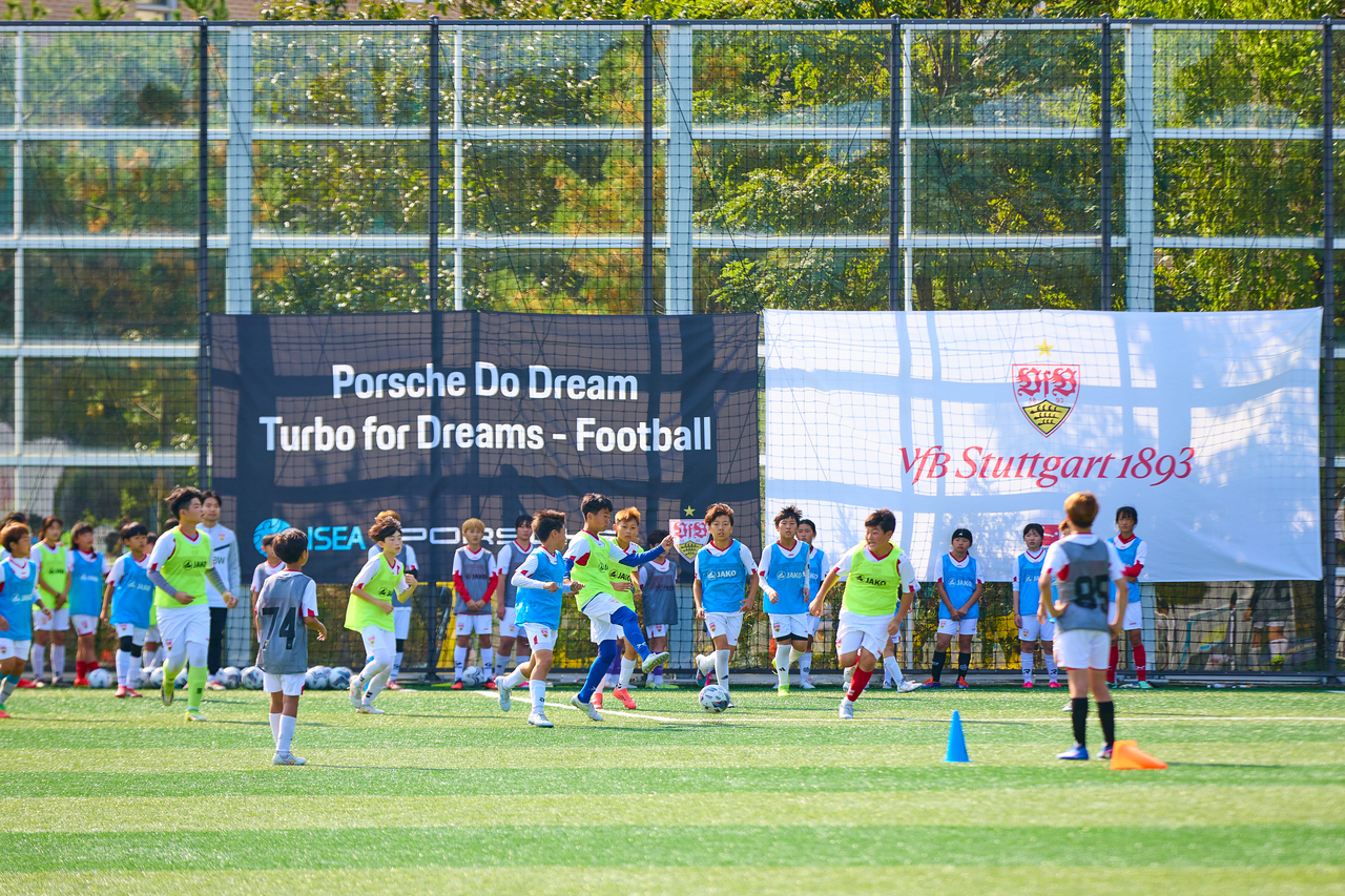 16일 진행한 ‘포르쉐 터보 포 드림-풋볼’에 국내 유소년 축구 선수들이 참여하고 있다. [포르쉐코리아 제공]