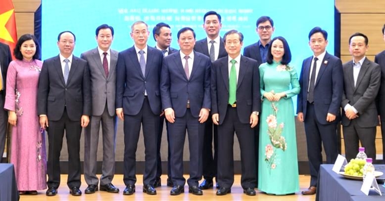 Key figures pose for a photo at the Nghe An Province-Korea Business Partnership Conference held Thursday at the Vietnamese Embassy in Seoul. Front row, from left: second, Bui Thanh An, vice chairwoman of the Nghe An Provincial People's Committee; third, Bae Geon-gi, CEO of Zenith Union Partners; fourth, Shin Geon-cheol, vice president of aSSIST; fifth, Nguyen Khac Thuan, Nghe An Party Secretary; sixth, Kim Jae-hong, standing chairman of the ESG Practice Citizens' Alliance and former president of Seoul Digital University; eighth, Seo Min-ho, policy committee chairman of the South Jeolla Province-Gwangju City Council. [Vietnamese Embassy in Seoul]