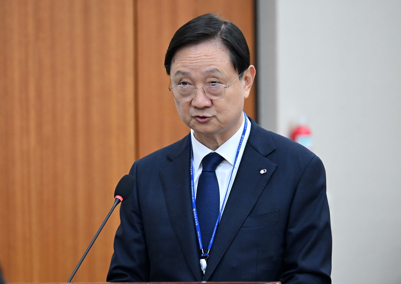 이찬진 금융감독원장이 19일 오전 서울 여의도 국회에서 열린 정무위원회의 금융감독원 등에 대한 국정감사에 출석해 업무보고를 하고 있다. 이상섭 기자