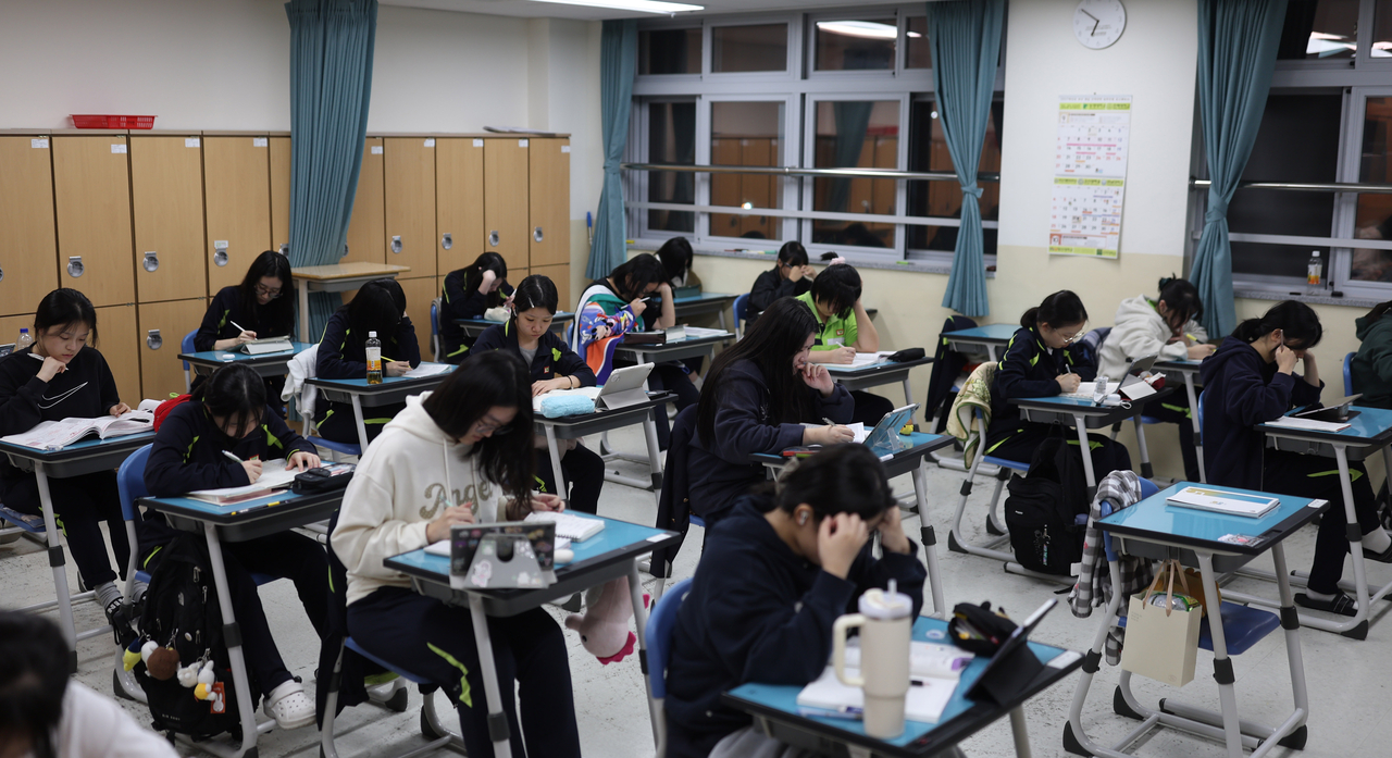 High school seniors study in a classroom during an evening self-study session at Seongji Girls' High School in Changwon, South Gyeongsang Province, on Monday, 31 days before this year's College Scholastic Ability Test, scheduled for Nov. 19. (Yonhap)
