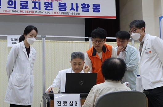 쌍용C&E 임직원과 동국대일산한방병원 의료진으로 구성된 의료봉사단이 지난 18일 강원 동해공장 인근 종합기술훈련원에 임시 진료소를 설치해 주민들을 진료하고 있다. [회사 제공]