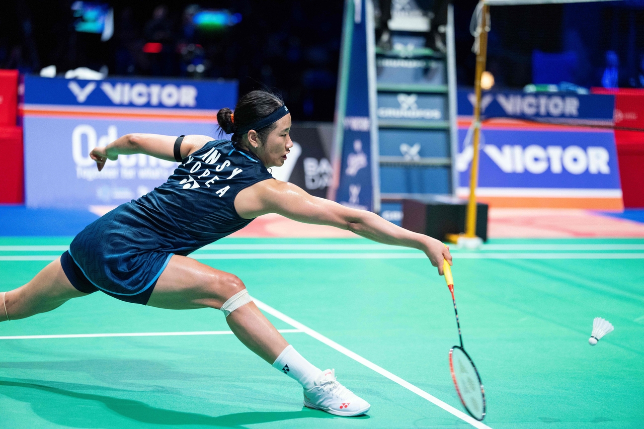 An Se-young of South Korea kisses the trophy after winning the women's singles title at the Denmark Open badminton tournament at SJF Bank Arena in Odense, Denmark, on Sunday. (EPA-Yonhap)