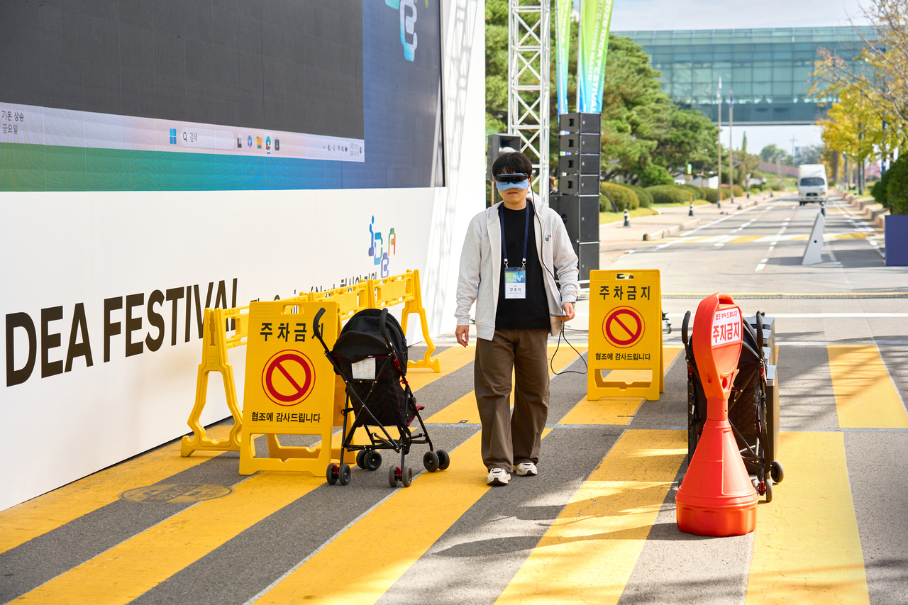 19일 ‘2026 아이디어 페스티벌’에서 최우수상을 받은 시각장애인 보행 지원 스마트 안경 ‘아이-브릿지(Eye-Bridge)’를 시연하고 있다. [사진=현대차·기아]