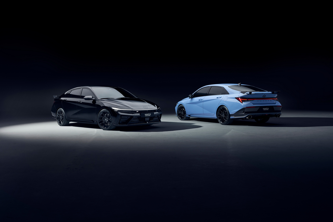 The Avante N Monochrome in Black (left) and Performance Blue (right). [Hyundai Motor]