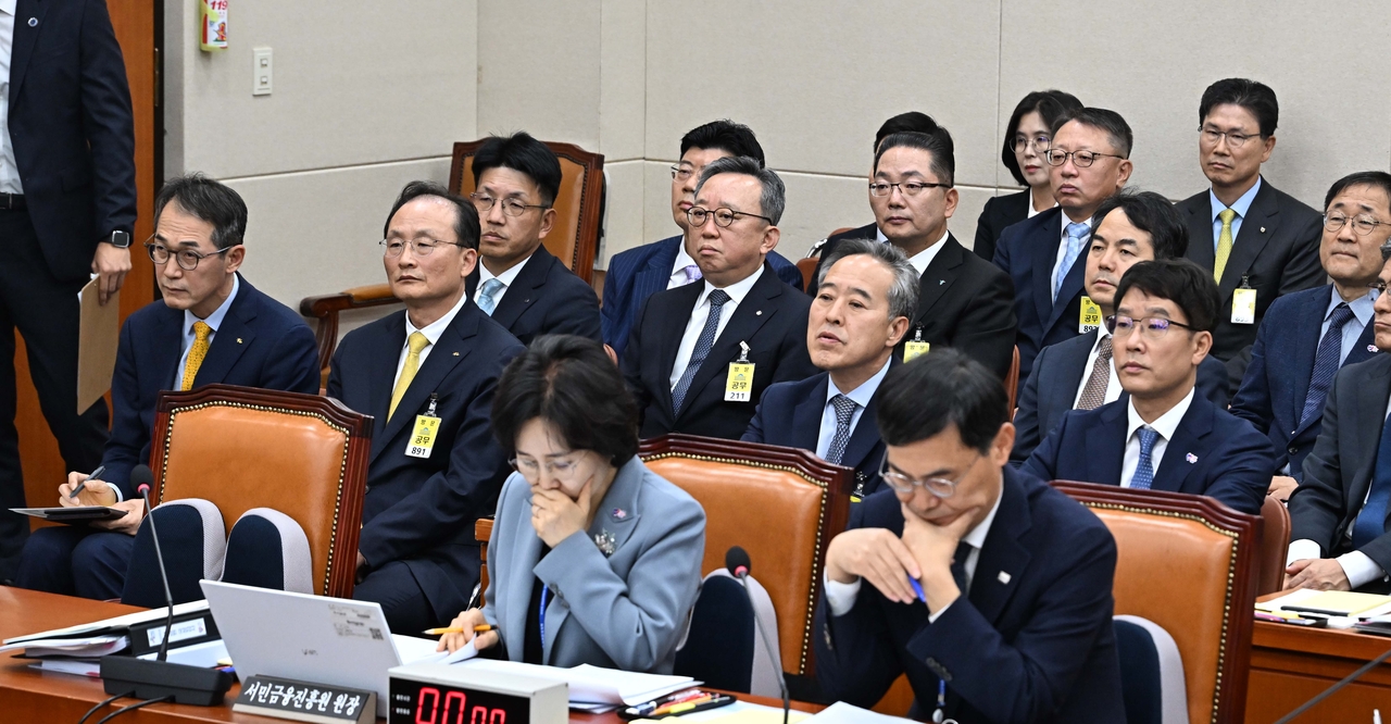 19일 오후 서울 여의도 국회에서 열린 정무위원회 금융감독원 등에 대한 국정감사에서 이환주 KB국민은행장과 정상혁 신한은행장, 이호성 하나은행장, 정진완 우리은행장, 강태영 NH농협은행장이 증인 선서를 하기 전 자리에 앉아있다.  이상섭 기자