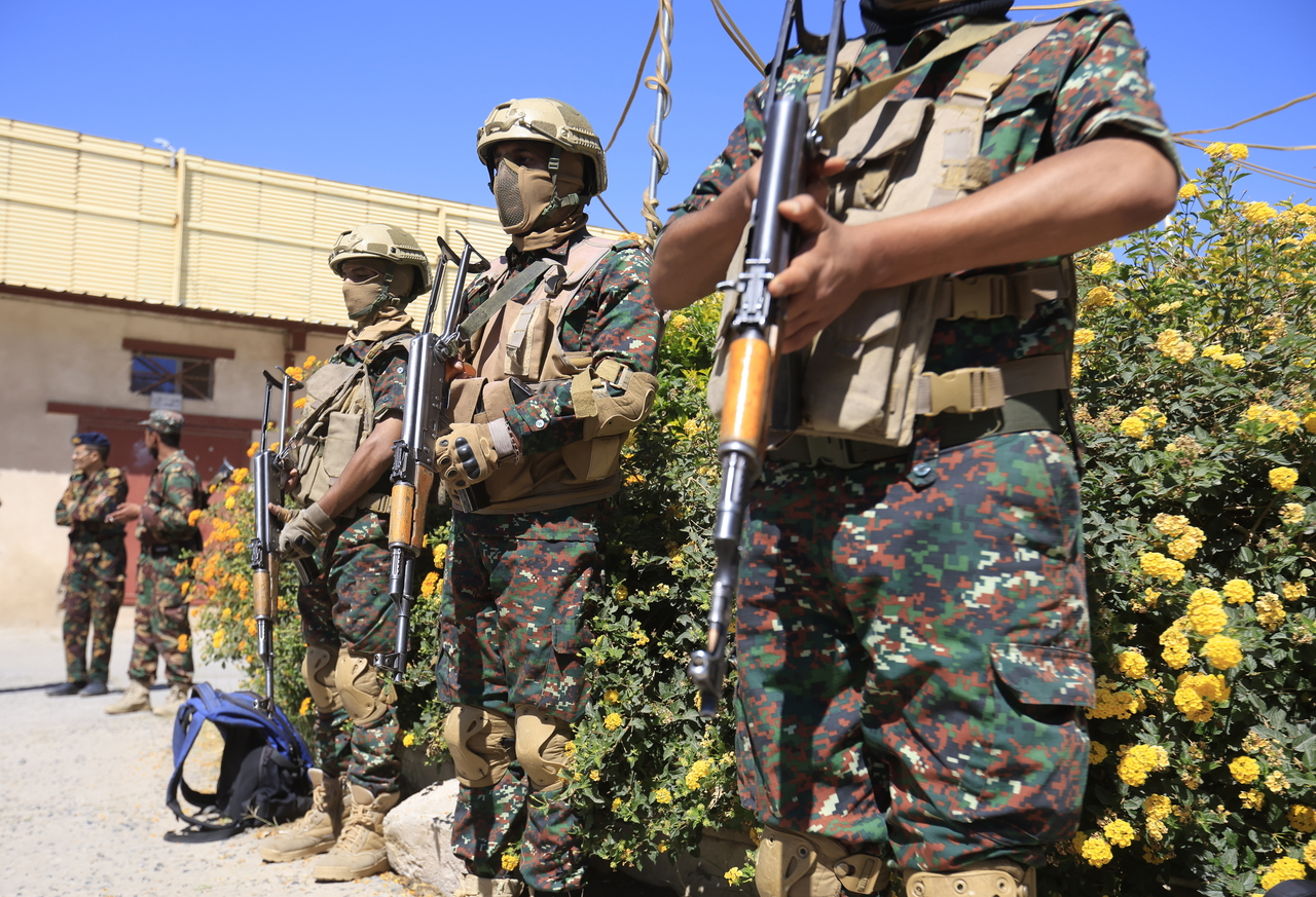Airstrikes between Saudi Arabia and Houthi rebels continued through Sunday (local time), with casualties mounting after a Saudi reconnaissance helicopter crashed and killed two officers on board. Pictured are Houthi rebel fighters. [EPA]