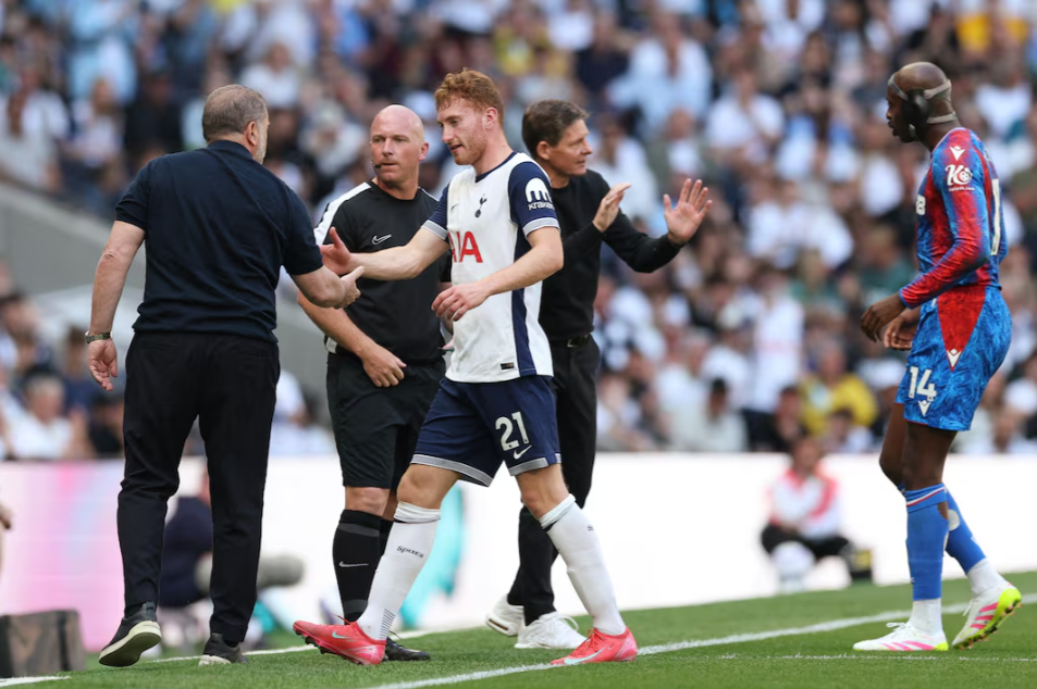 Tottenham Hotspur’s Dejan Kulusevski (center) leaves the pitch after sustaining an injury during a match against Crystal Palace, in Tottenham Hotsupur Stadium in London, May 11, 2025.    (Reuters-Yonhap)
