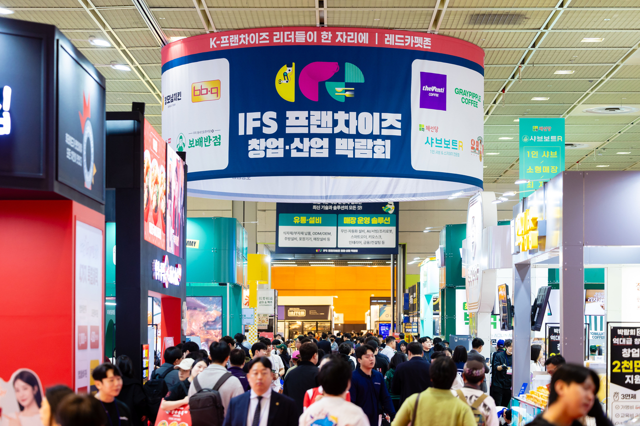 지난 4월 개최된 2026 상반기 제60회 IFS 프랜차이즈 창업 산업 박람회에서 참관객들이 부스를 돌아보고 있다. [한국프랜차이즈산업협회 제공]