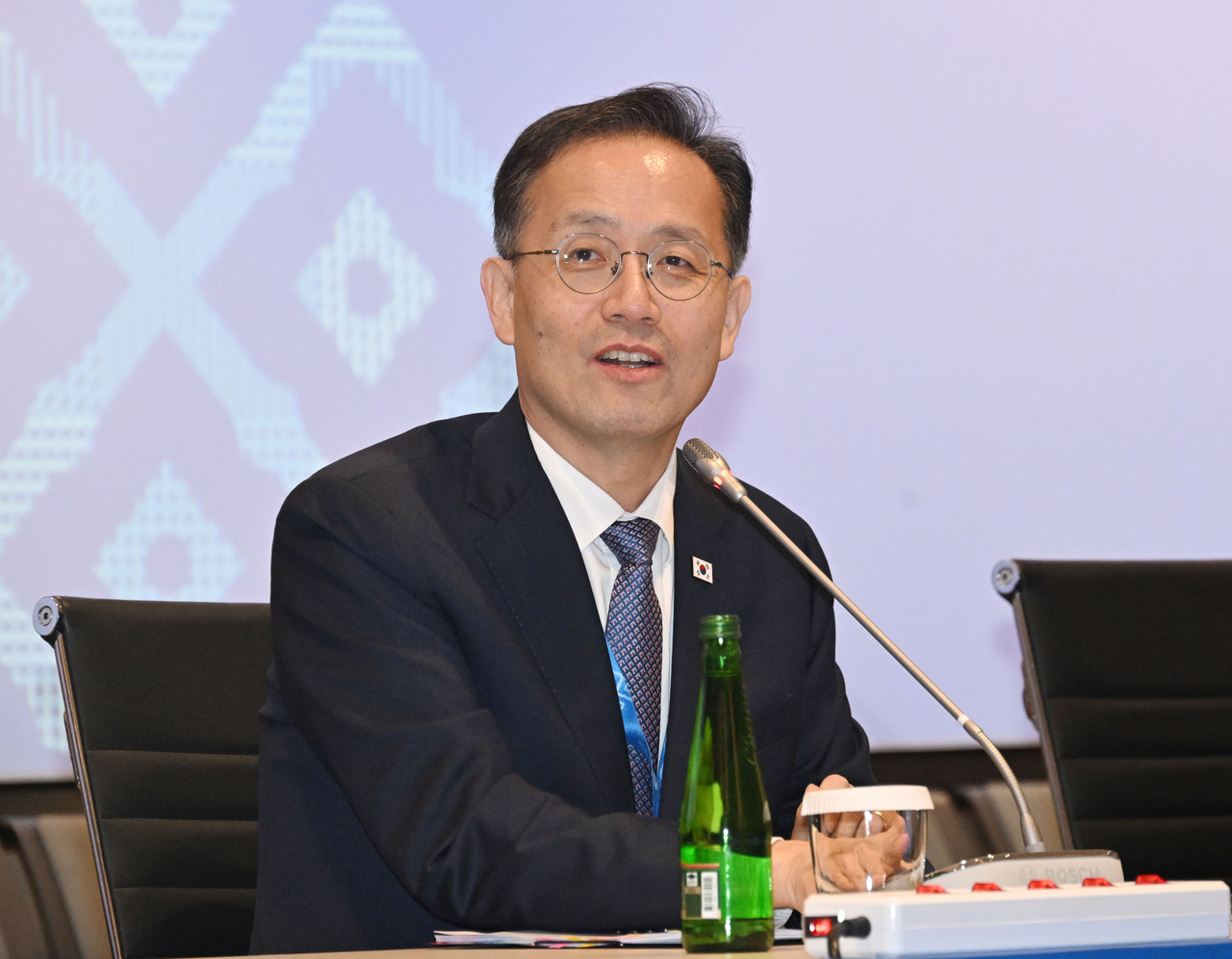 국제통화기금(IMF)·세계은행(WB) 연차총회 및  주요 20개국(G20) 재무장관·중앙은행 총재 회의, 주요 7개국(G7) 재무장관·중앙은행 총재 회의 참석차 태국 방콕을 방문 중인 이형일 부총리 겸 재정경제부 장관이 16일(현지시간) 퀸시리낏 컨벤션센터(QSNCC)에서 열린 기자간담회에서 발언하고 있다. [재정경제부 제공]