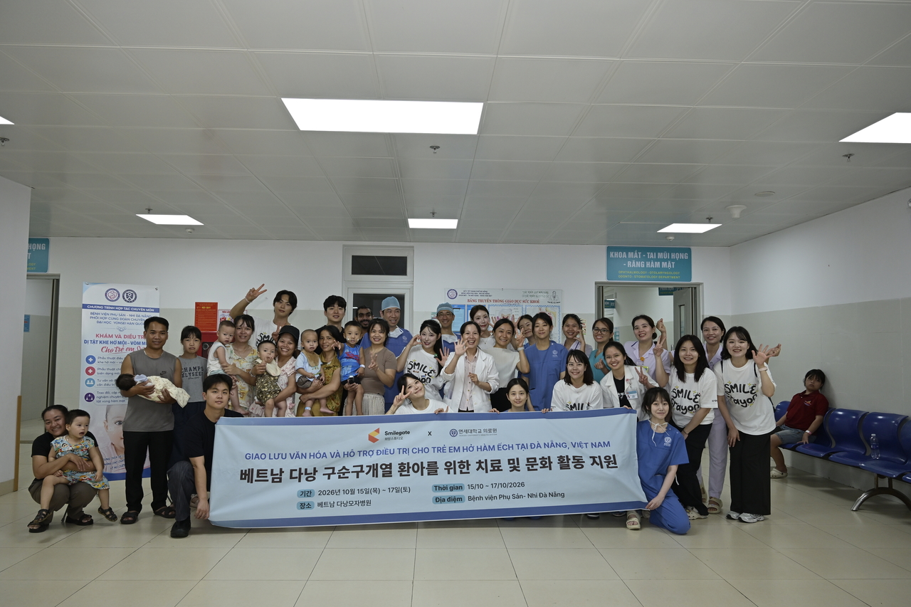 지난 10월 15~17일 베트남 다낭 모자병원에서 진행된 스마일게이트 희망스튜디오 봉사활동에 참여한 관계자들이 단체 사진을 찍고 있다. [스마일게이트 제공]